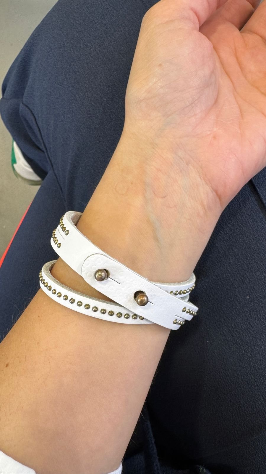 PULSEIRA VOLTAS COURO BRANCO COM TAXAS OURO VELHO