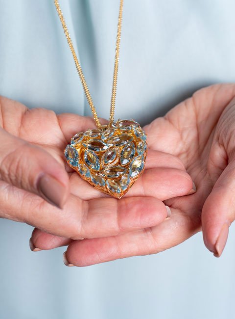 RELICÁRIO EXCLUSIVO ÂNIMA CORAZÓN CRAVEJADO NAVETES CRISTAIS AZUL BANHO OURO