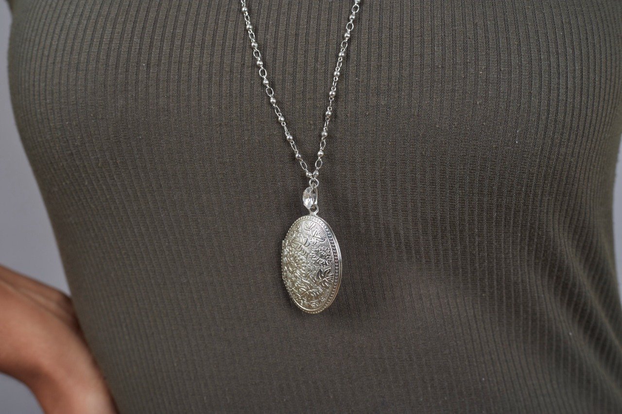 RELICÁRIO OVAL DESENHO FLORES BANHO RÓDIO BRANCO