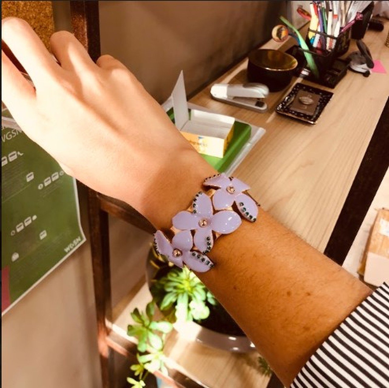 BRACELETE TÂMARAS ESMALTADAS LILÁS CRISTAIS VERDE OURO