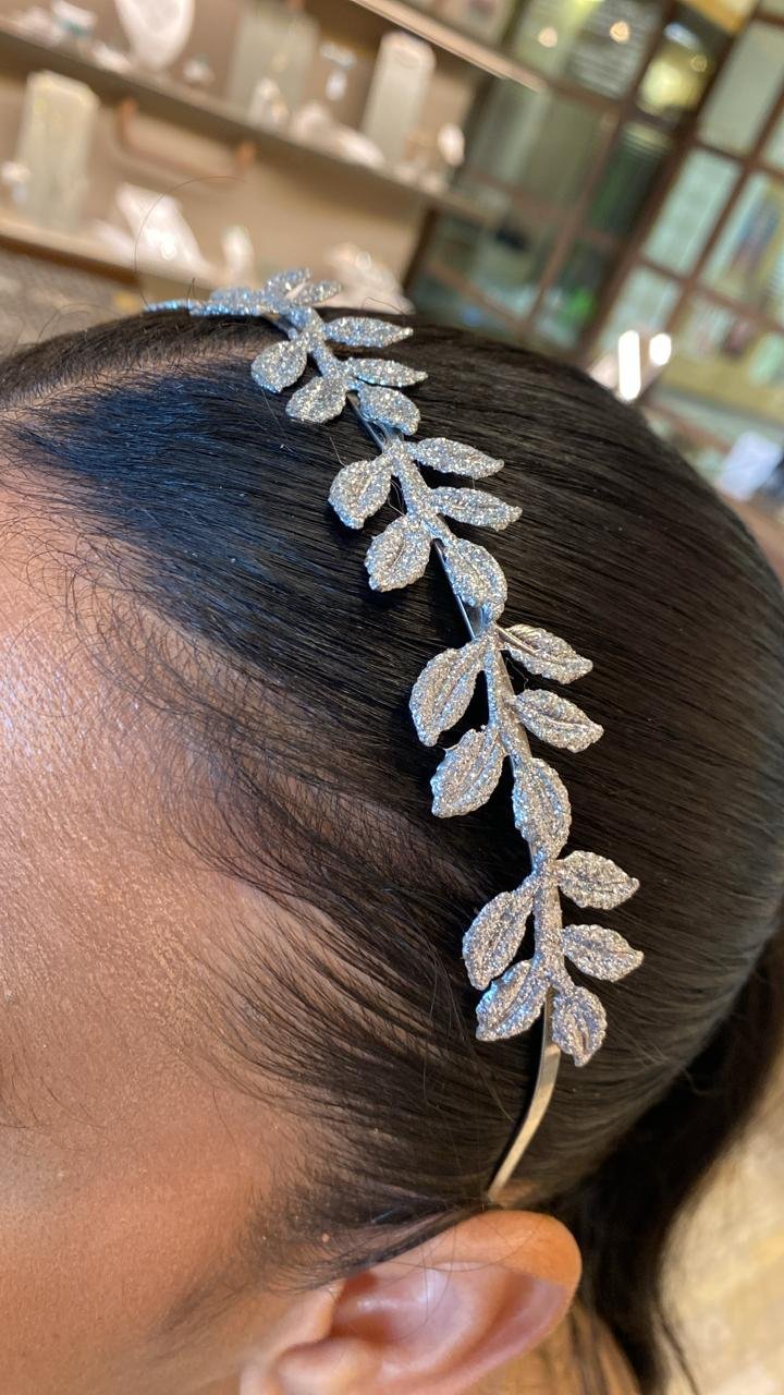 TIARA FOLHAS GLITEM BANHO RÓDIO BRANCO