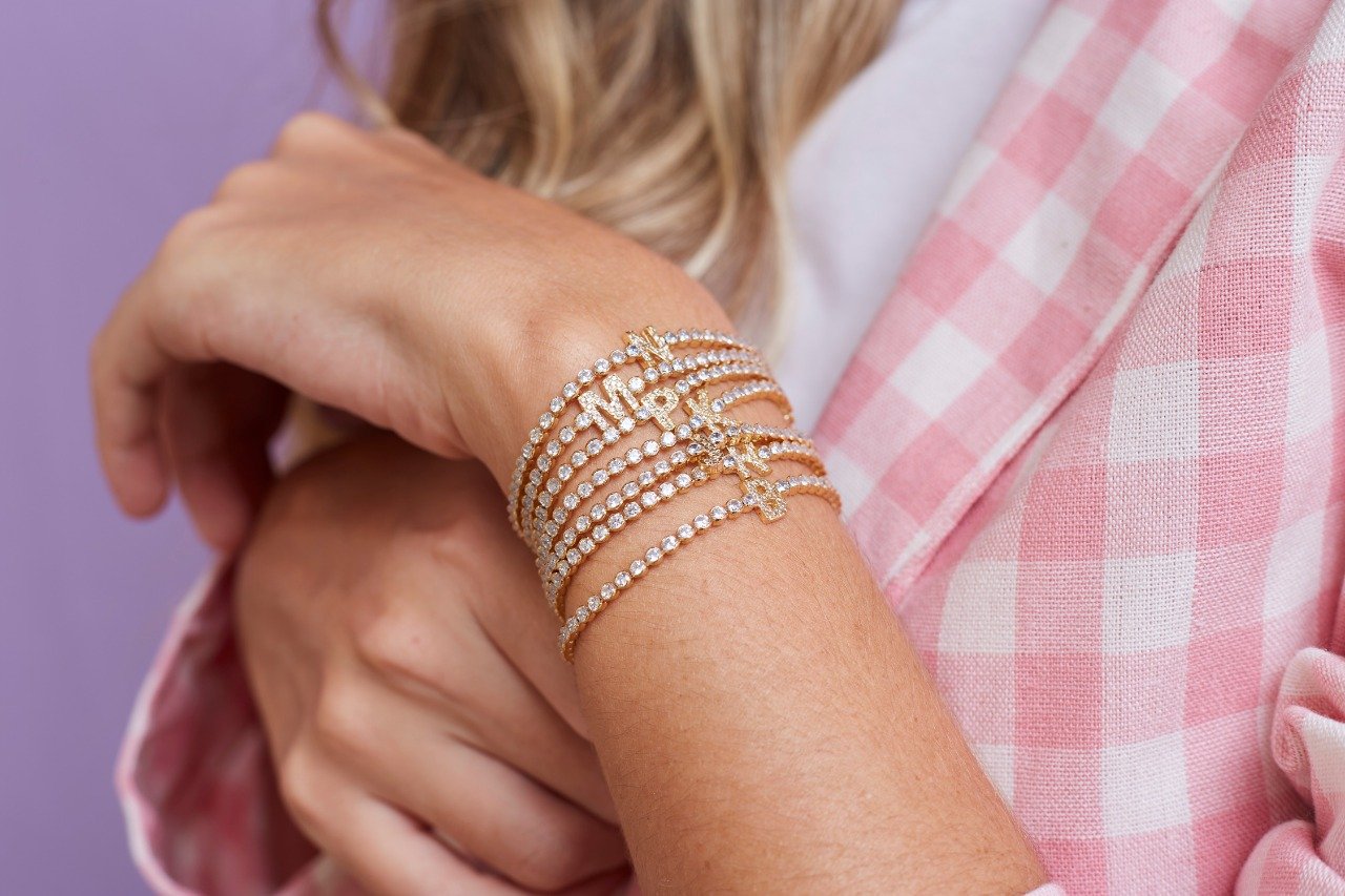 PULSEIRA DENNYA RIVIERA LETRA J BANHO OURO