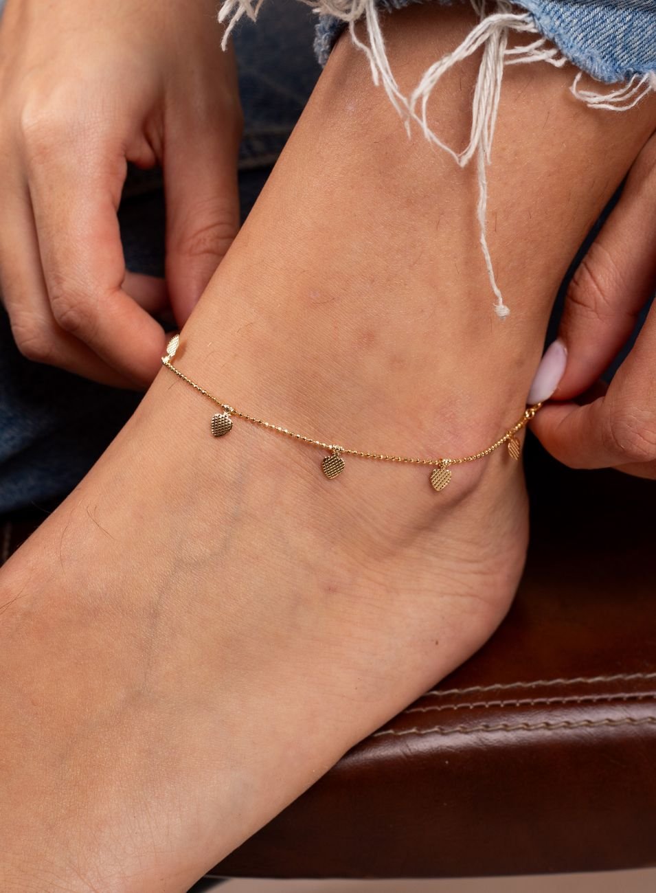 TORNOZELEIRA DIGIS PINGENTES CORAÇÃO METAL BANHO OURO