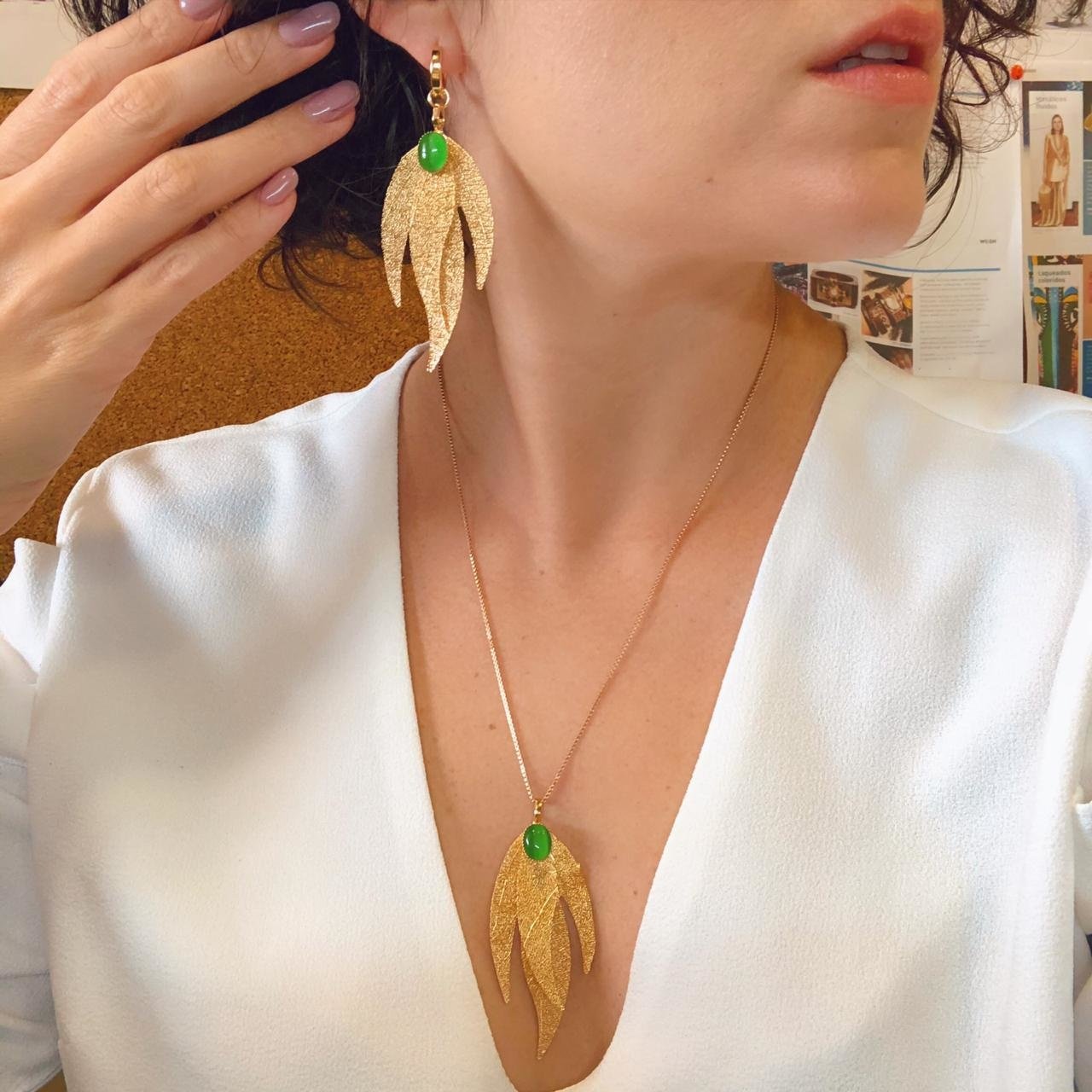 COLAR FISÁLIS PINGENTE FOLHA CABOCHÃO VERDE BANHO OURO