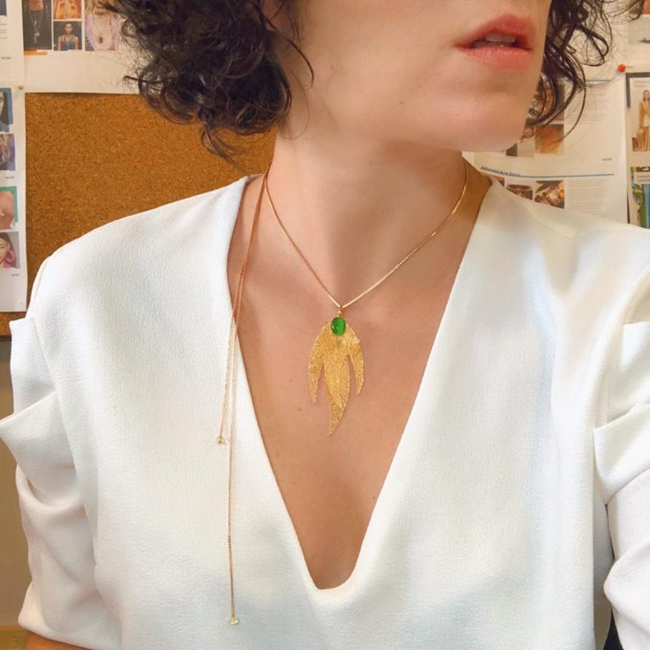COLAR FISÁLIS PINGENTE FOLHA CABOCHÃO VERDE BANHO OURO