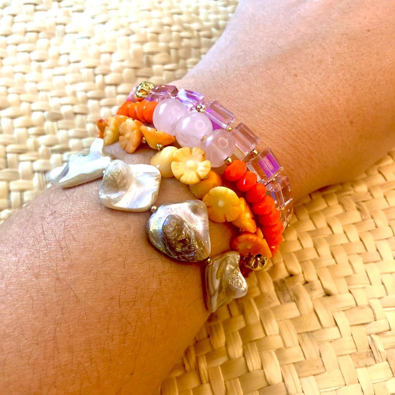 PULSEIRA LARANJA E QUARTZO ROSA