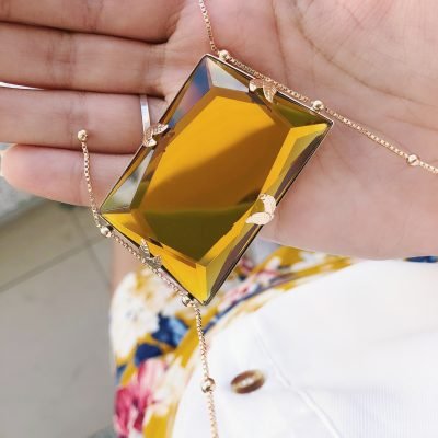 COLAR ROCHIN PINGENTE TRAPEZIO MARROM BANHO OURO