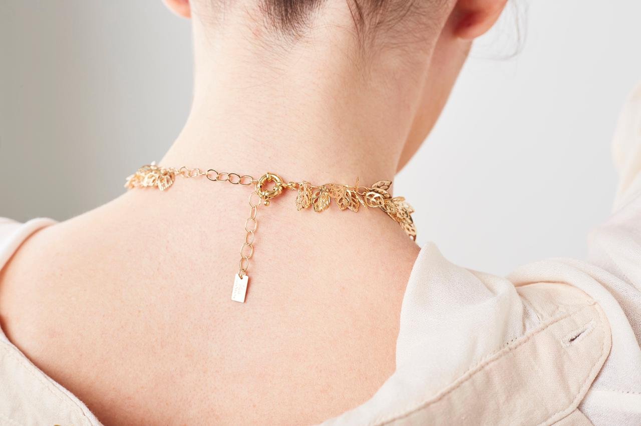 CHOKER FOLHAGEM MADRE PÉROLA BANHO OURO
