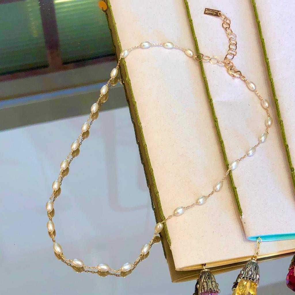 CHOKER SANTINHA PÉROLAS OVAIS ARROZ AMARELADOS OURO