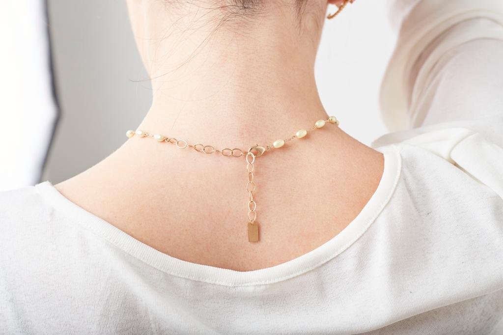 CHOKER SANTINHA PÉROLAS OVAIS ARROZ AMARELADOS OURO