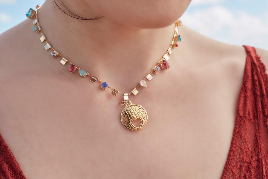 COLAR FRASES PLAQUINHA MIX CRISTAIS PINGENTE METAL OURO