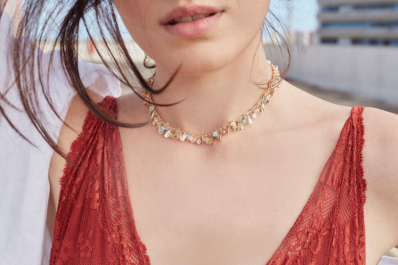 CHOKER CHIOS CRISTAIS COLORIDOS E MINI FOLHAS BANHO OURO