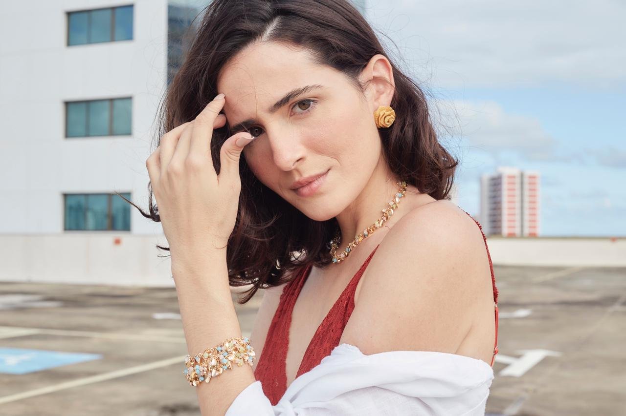 CHOKER CHIOS CRISTAIS COLORIDOS E MINI FOLHAS BANHO OURO
