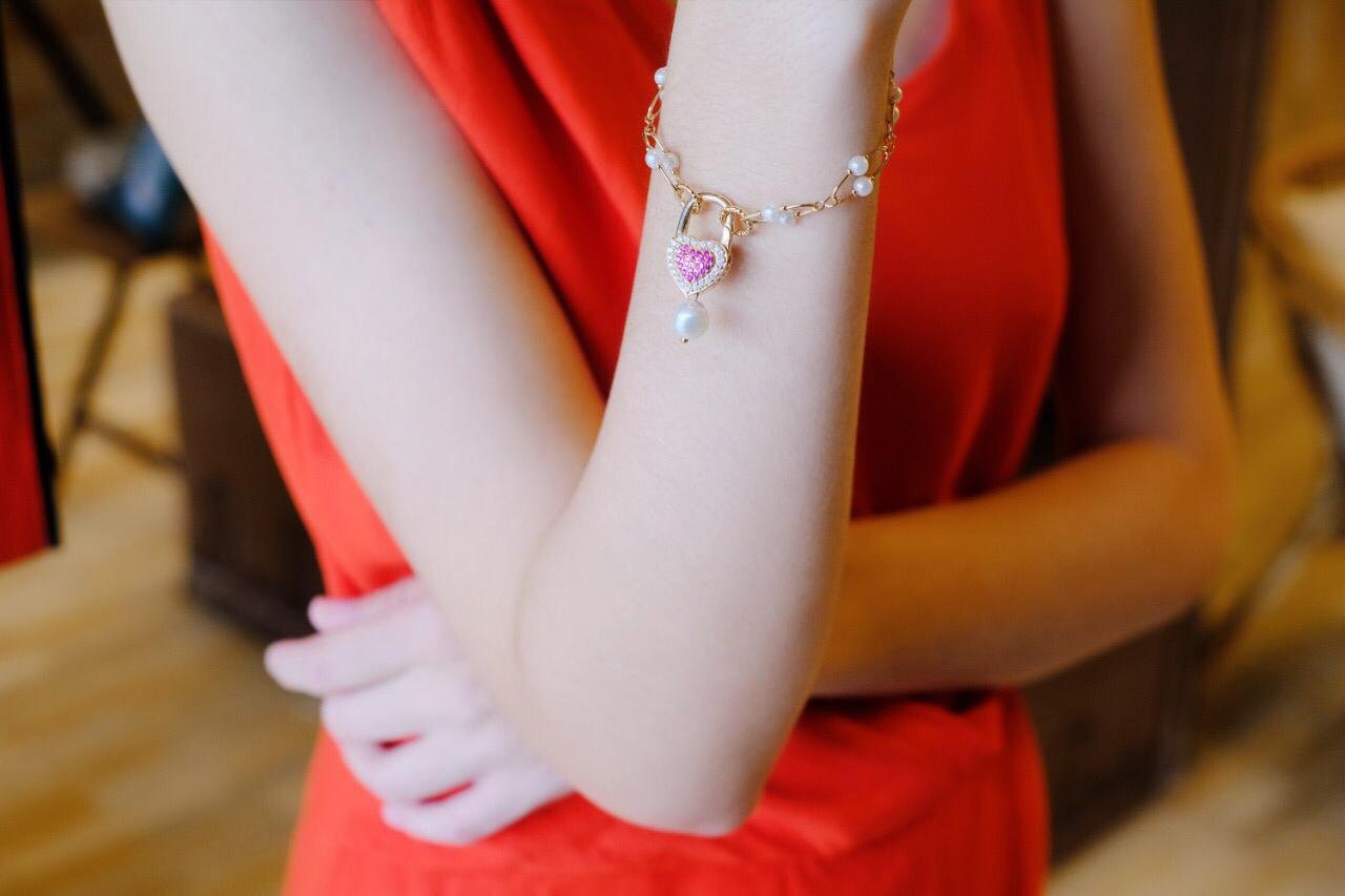 PULSEIRA CORAÇÃO CORRENTE DE PÉROLA E ZIRCÔNIAS OURO