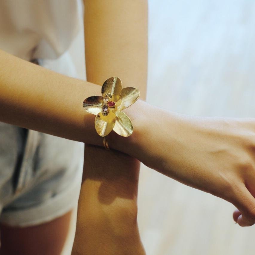 BRACELETE FLOR ORQUÍDEA 3 CRISTAIS BANHO OURO