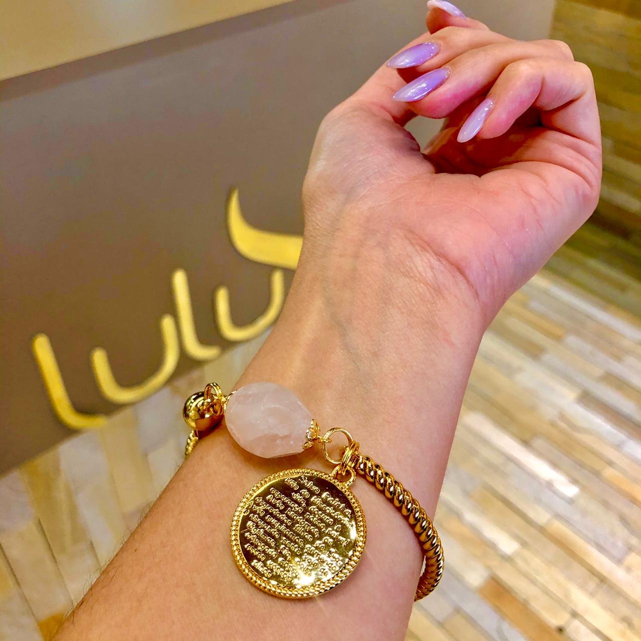 PULSEIRA SALVE RAINHA TRANÇADO PINGENTE PEDRA ROSA QUARTZO OURO