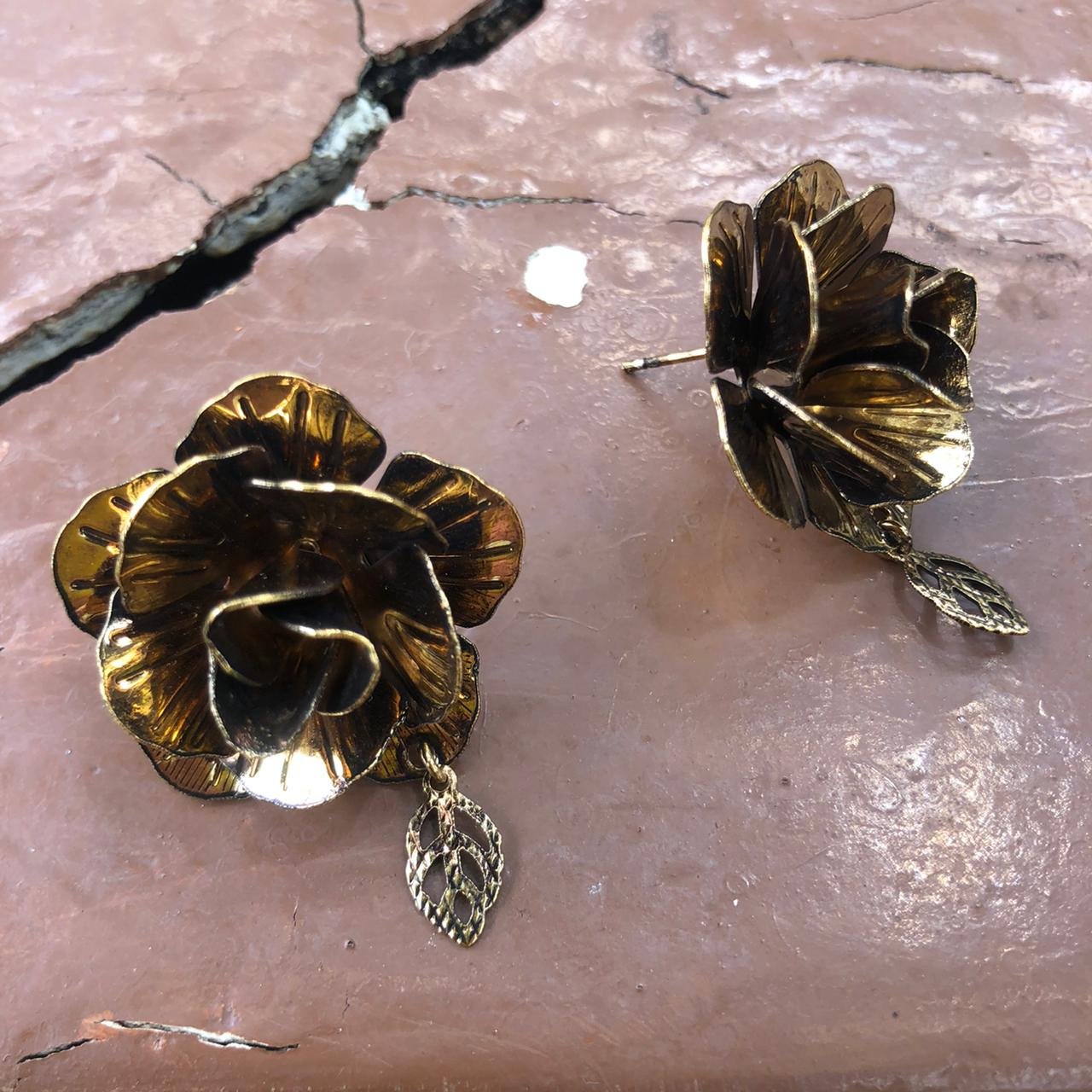 BRINCOS PETROVA MAXI FLOR METAL BANHO CHOCOLATE