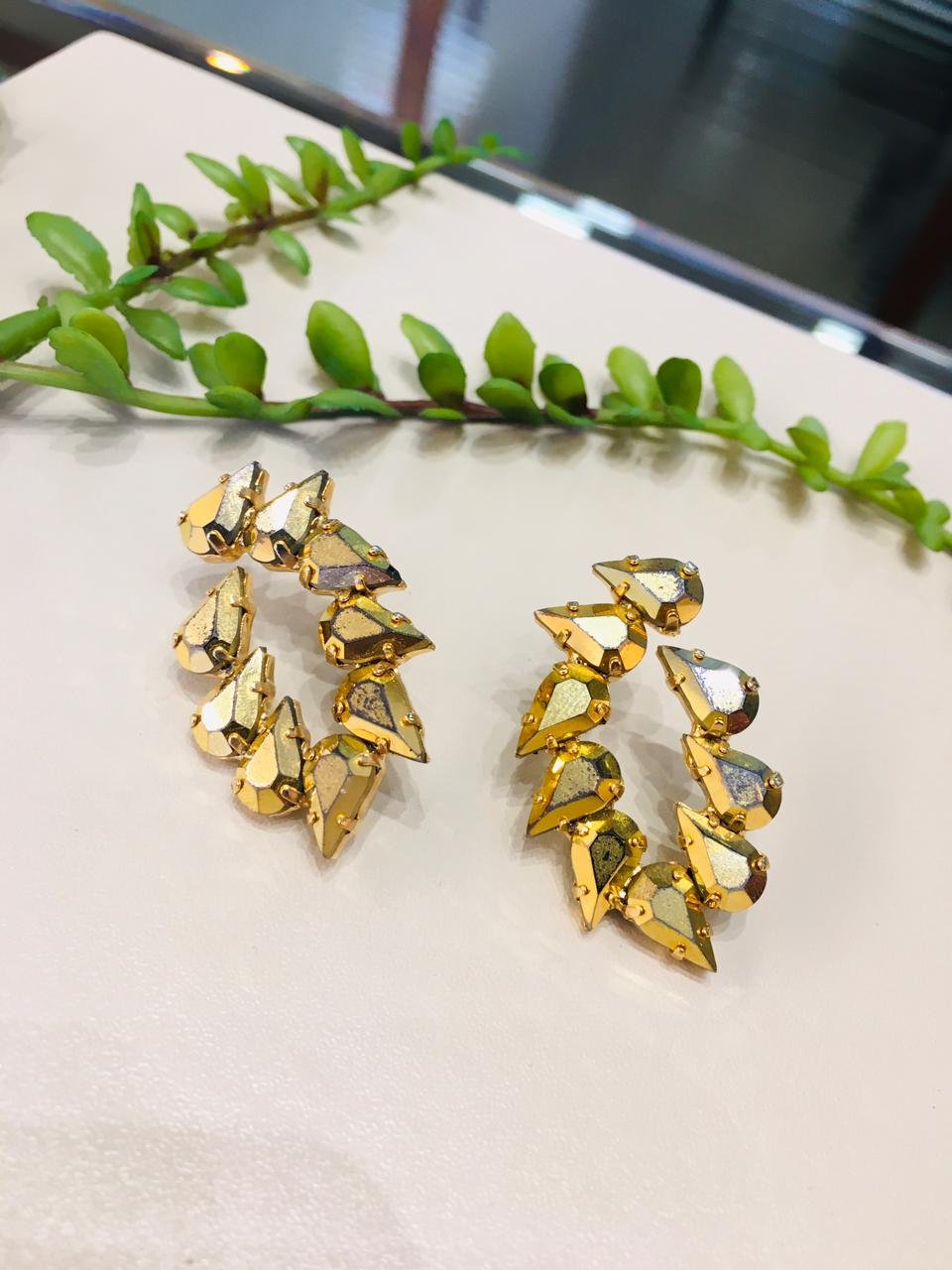 BRINCOS D'OURO GOTA PONTUDA CRISTAL DOURADO OURO
