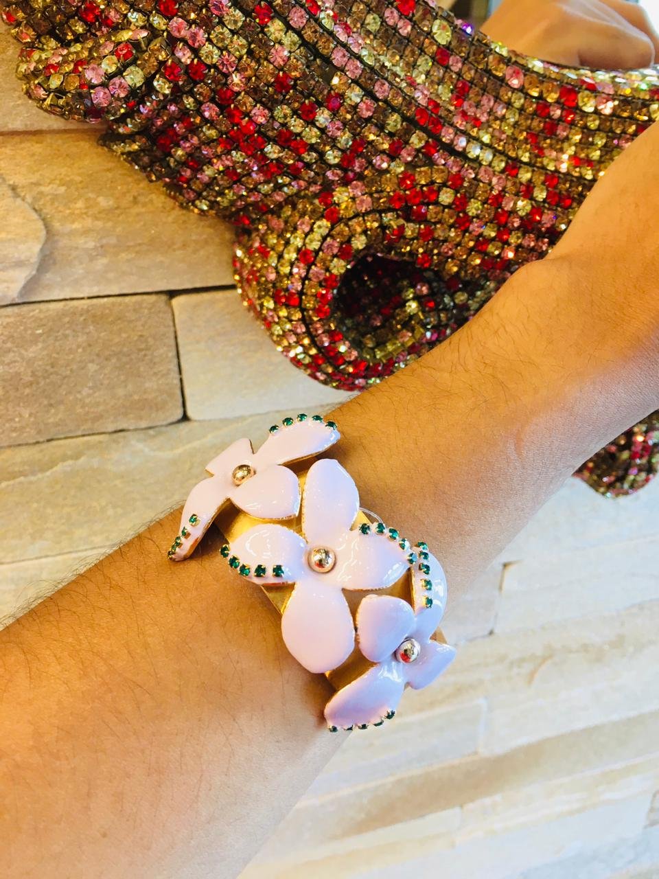 BRACELETE TÂMARAS ESMALTADAS LILÁS CRISTAIS VERDE OURO