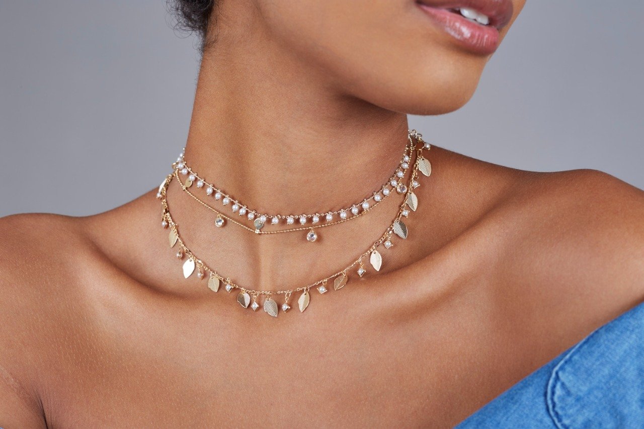CHOKER PRAINHA MINI PÉROLAS BANHO OURO
