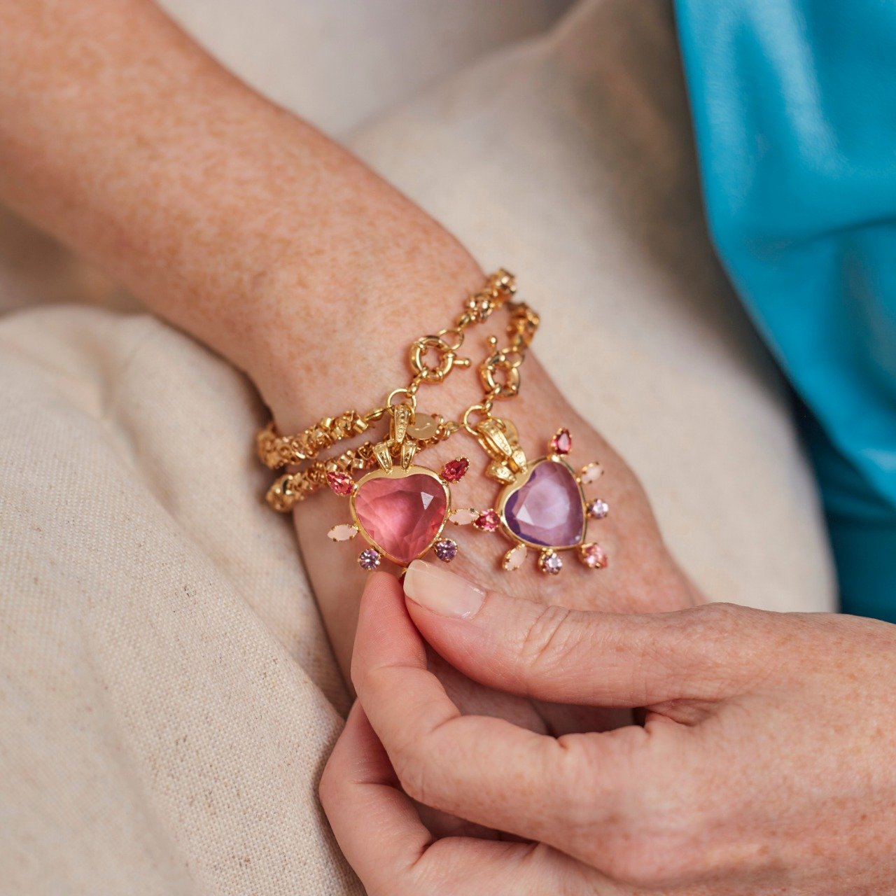 PULSEIRAS LUCKHEART CORRENTE TARRAXAS PINGENTE CORAÇÃO ROSA BANHO OURO
