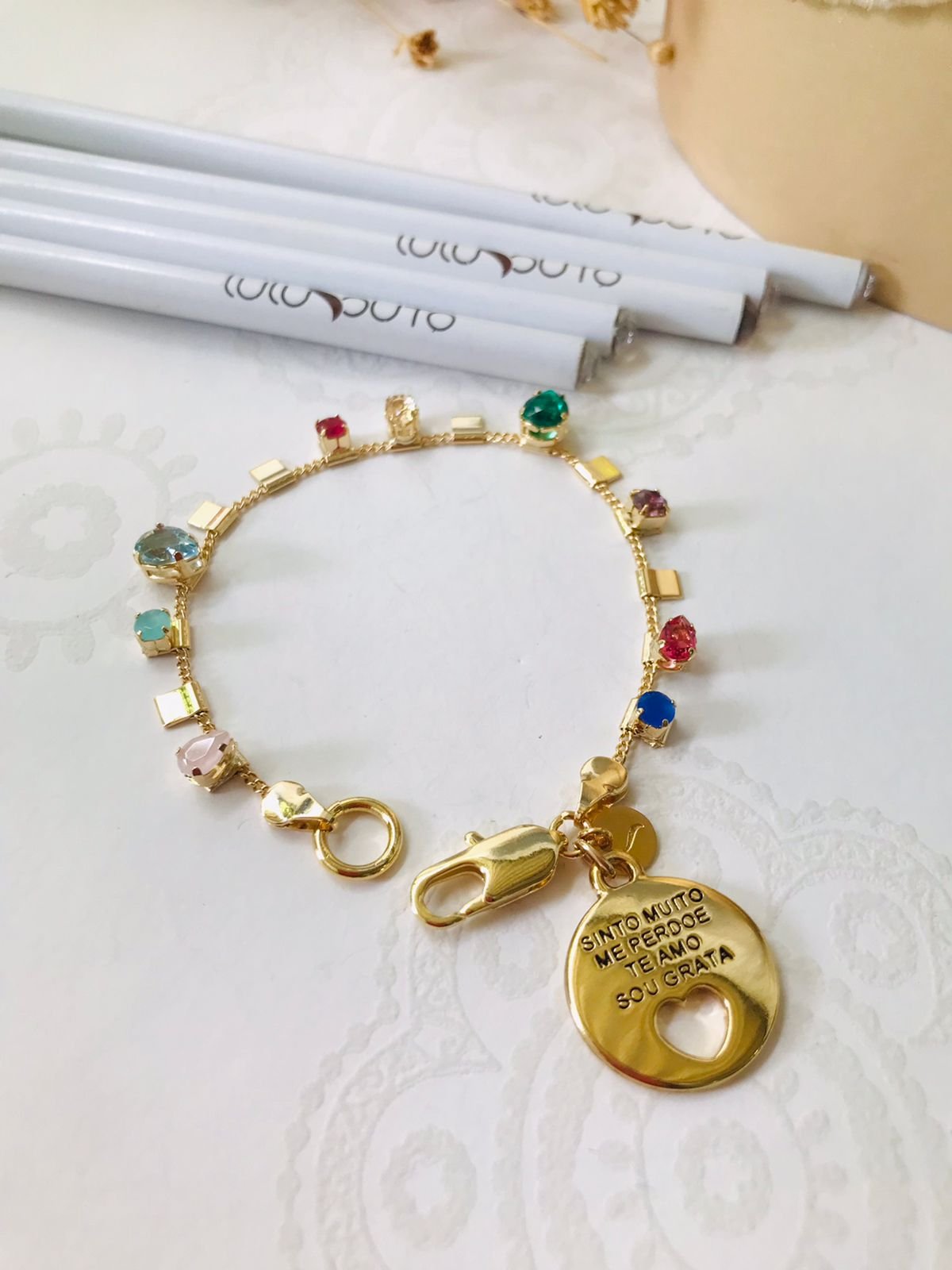 PULSEIRA SOU GRATA PLAQUINHA DE METAL CRISTAIS COLORIDOS BANHO OURO
