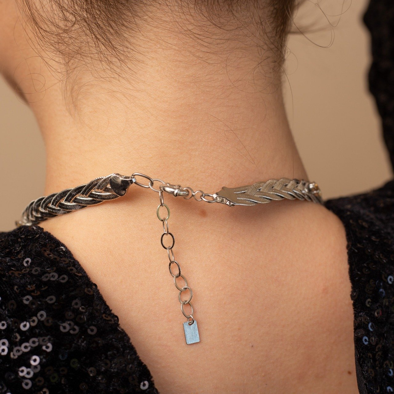 CHOKER SANCHO CORRENTE ACHATADA CRISTAIS BEGE RÓDIO BRANCO