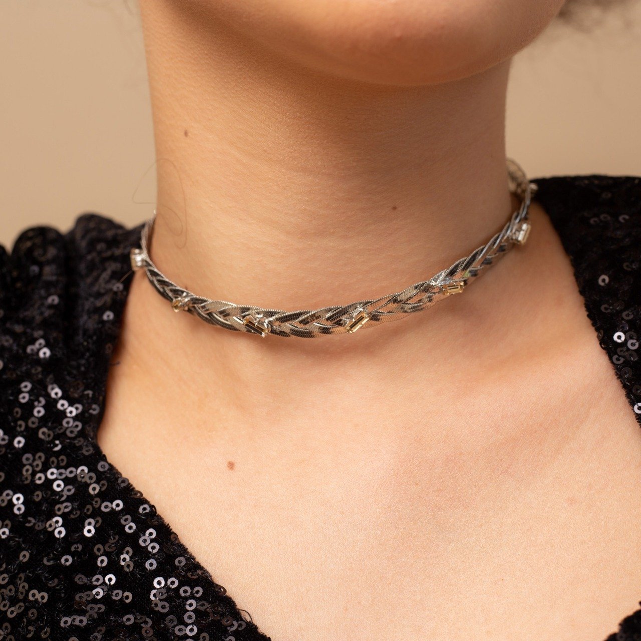 CHOKER SANCHO CORRENTE ACHATADA CRISTAIS BEGE RÓDIO BRANCO