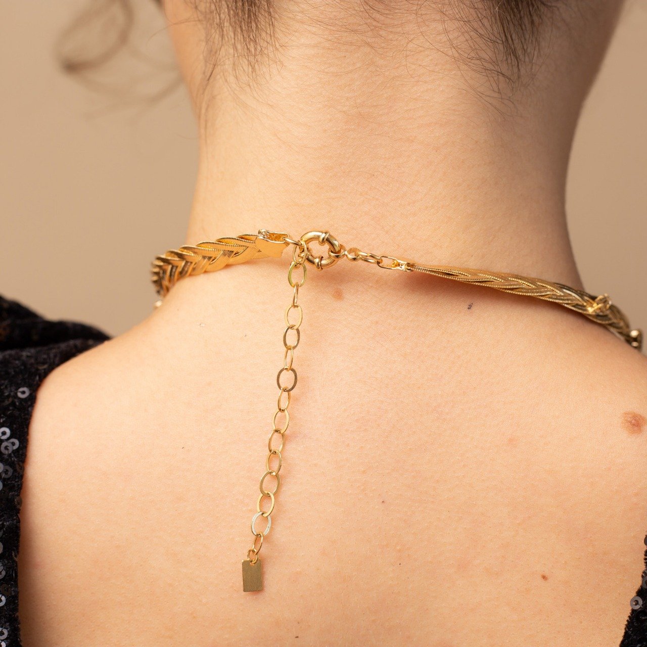 CHOKER SANCHO CORRENTE ACHATADA CRISTAIS BEGE BANHO OURO