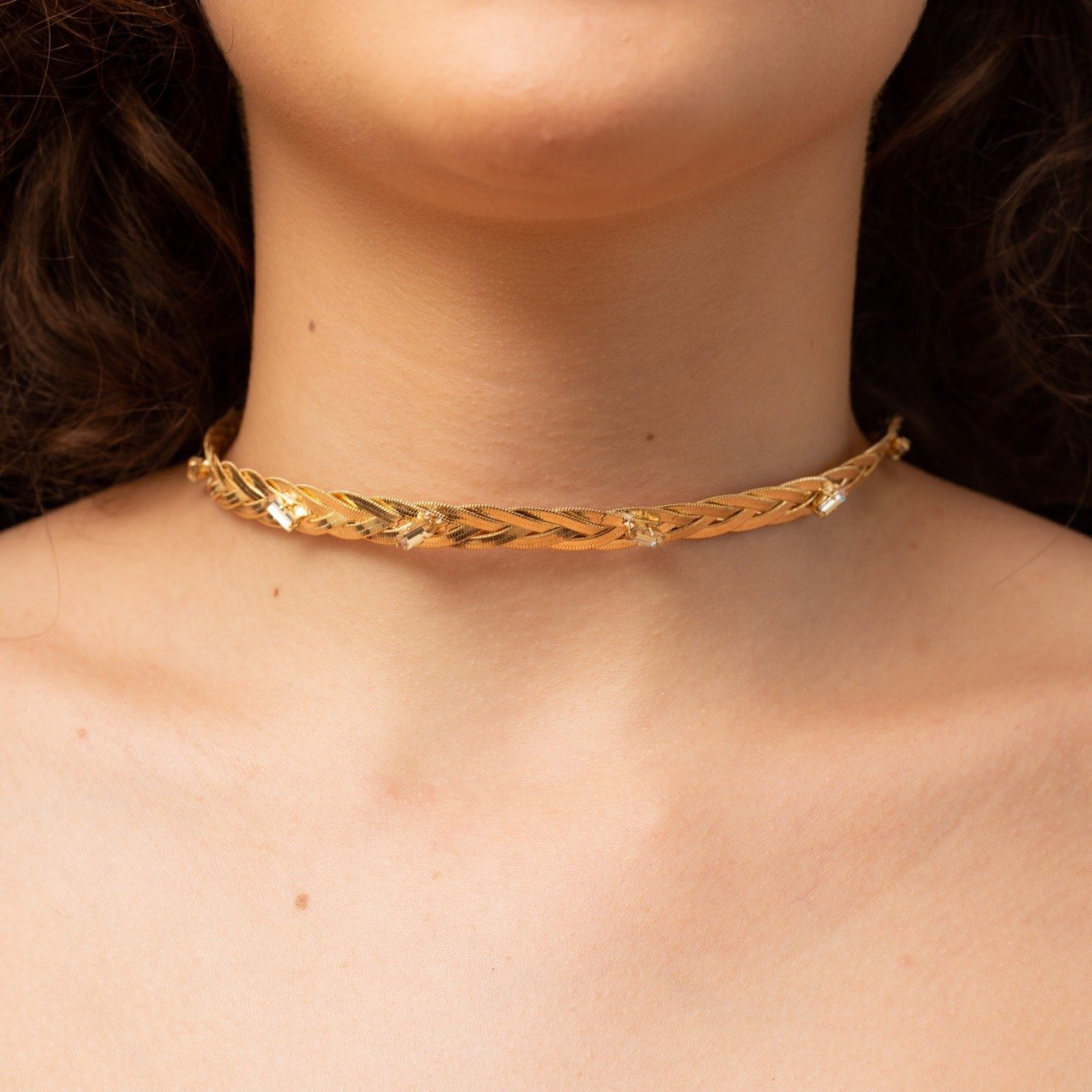 CHOKER SANCHO CORRENTE ACHATADA CRISTAIS BEGE BANHO OURO