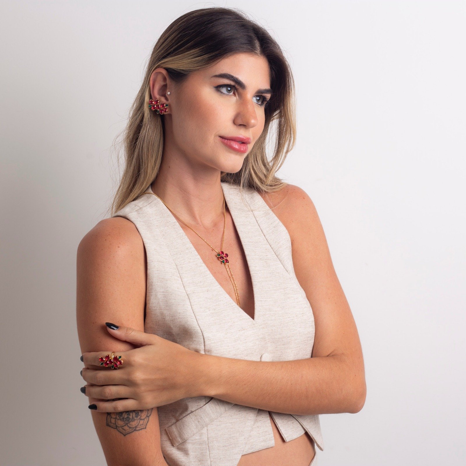 BRINCOS EAR CUFFS UNNA CRISTAIS RUBELITA BANHO OURO